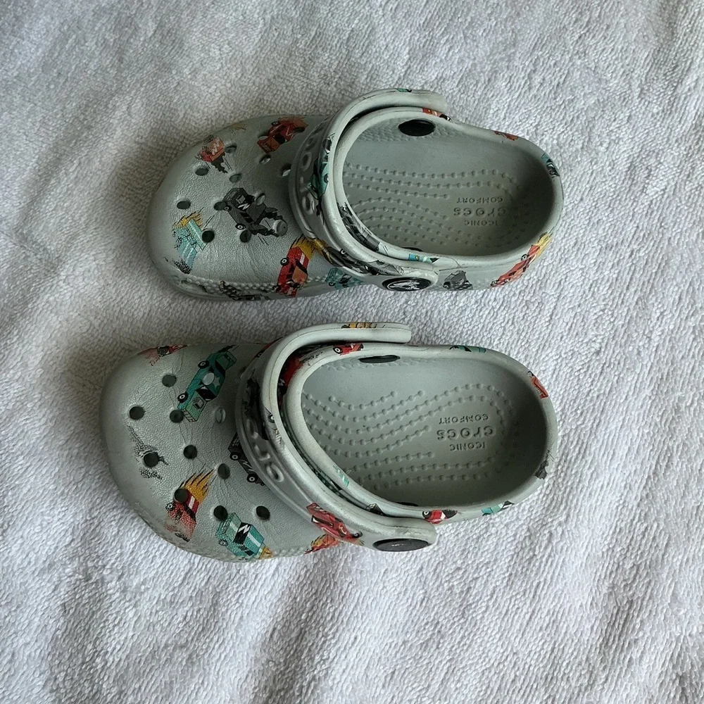 CROCS Kids Light Gray Car Print Water Clogs